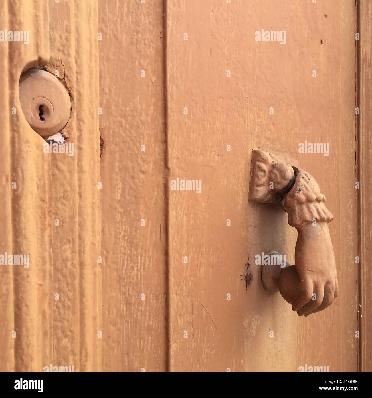 Porta vecchia in cui lo swing è conformata come una mano Foto Stock