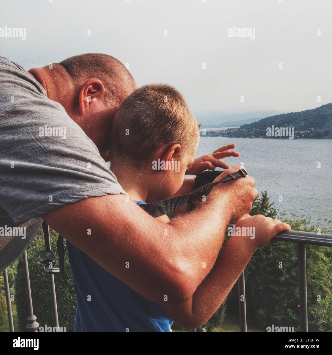 Padre figlio di insegnamento paesaggio di scatto di foto con una fotocamera digitale Foto Stock