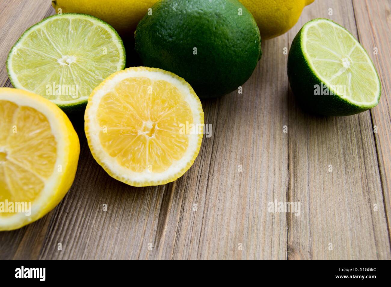 I Limoni e limette su di una superficie di legno con spazio di copia - Immagine stock catturata con smartphone