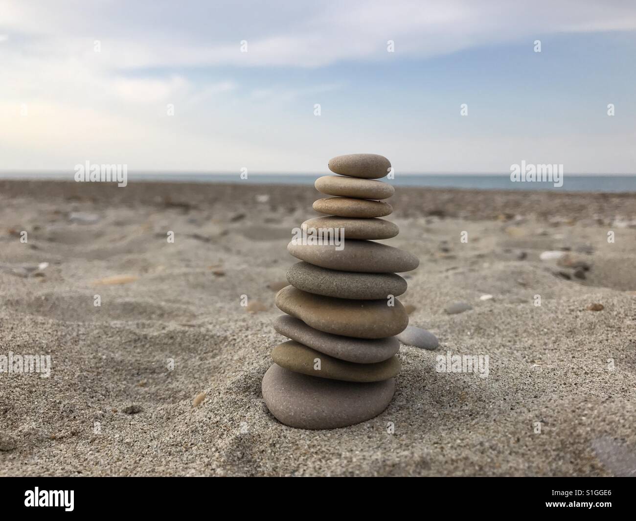 Pila di ciottoli, simbolo di rilassarsi sulla spiaggia Foto Stock