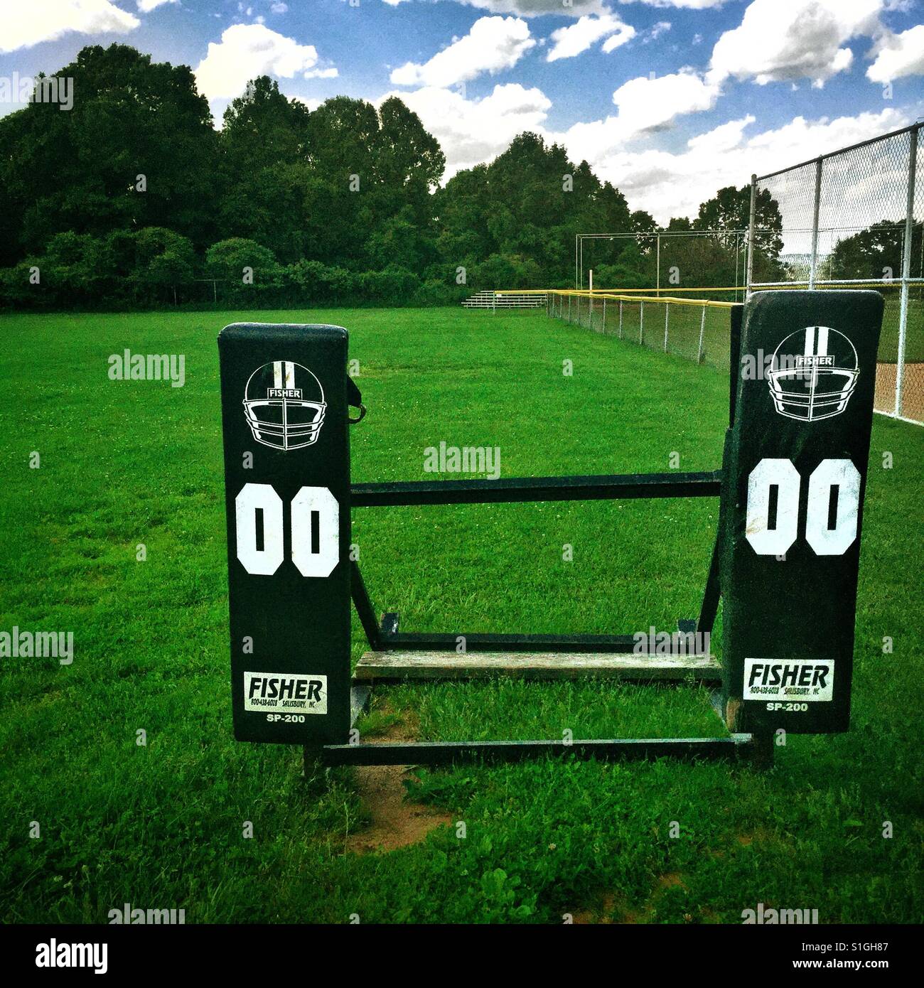Pratica di gioco del calcio attrezzature all'aperto in s campo erboso Foto Stock