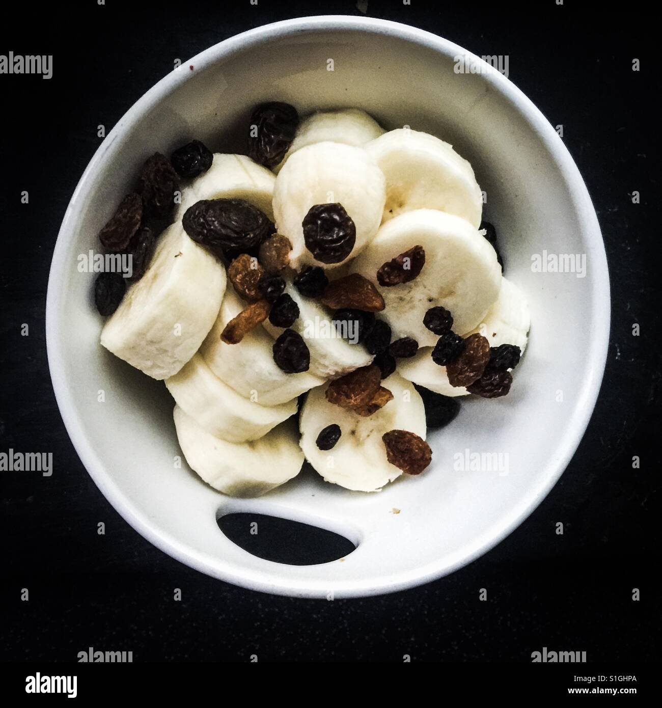 Un snack sani di banana e frutta secca - Immagine stock catturata con smartphone