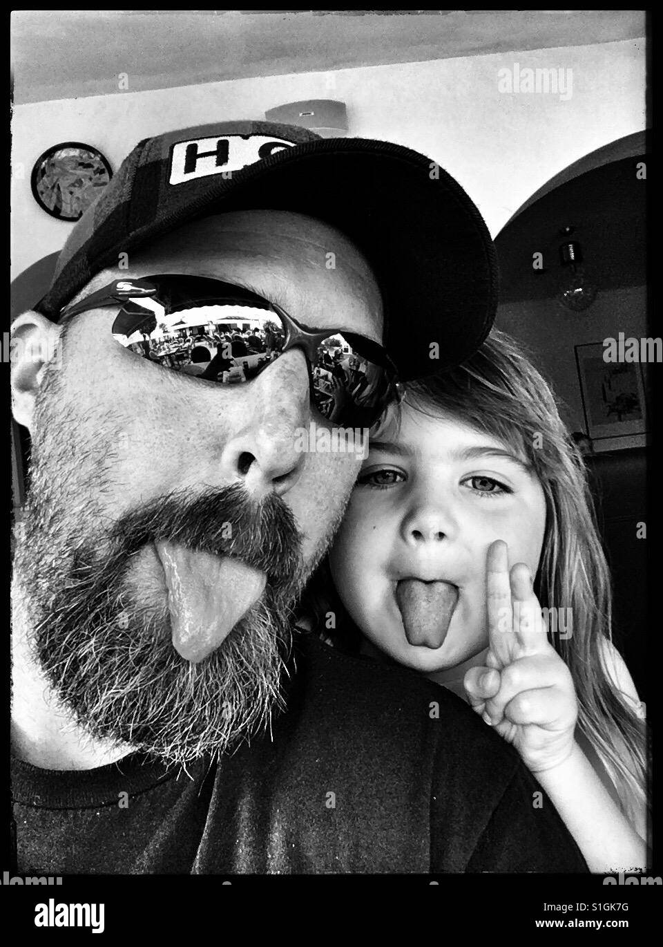 Padre e figlia sticking le loro lingue. Foto Stock