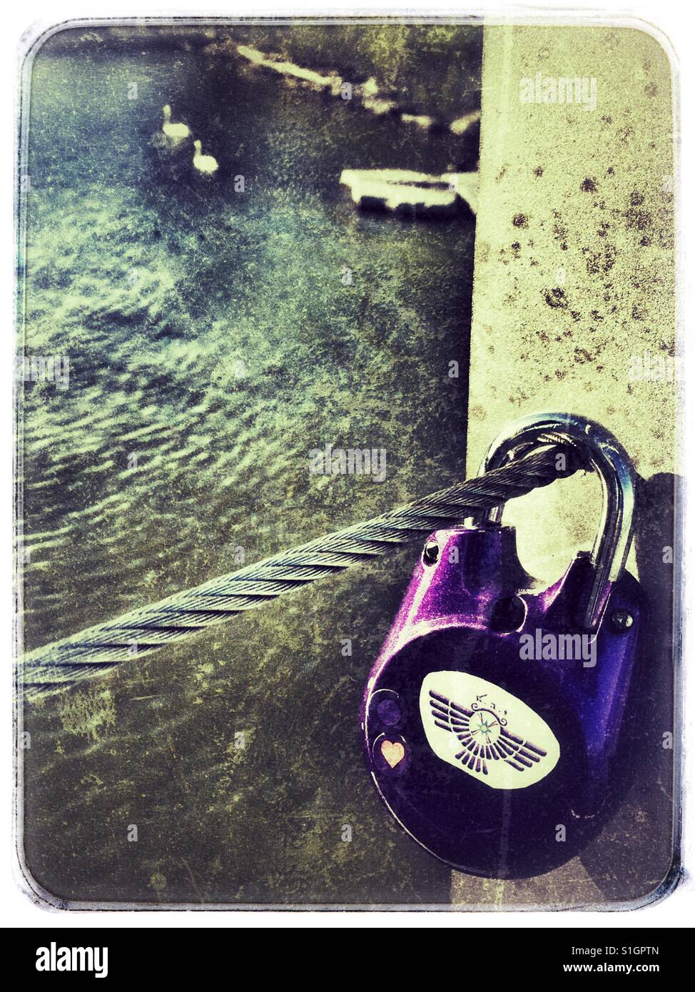 Viola amore bloccare appesi al Humber Bay Bridge di Toronto, Ontario. Foto Stock