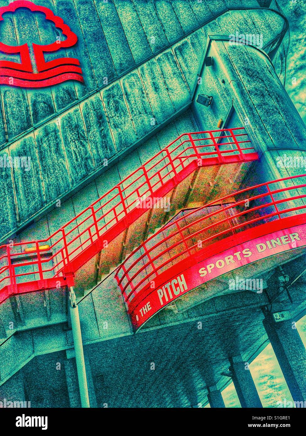 Il Nottingham Forest logo del club e sport diner, Nottingham East Midlands, Inghilterra - Immagine stock catturata con smartphone