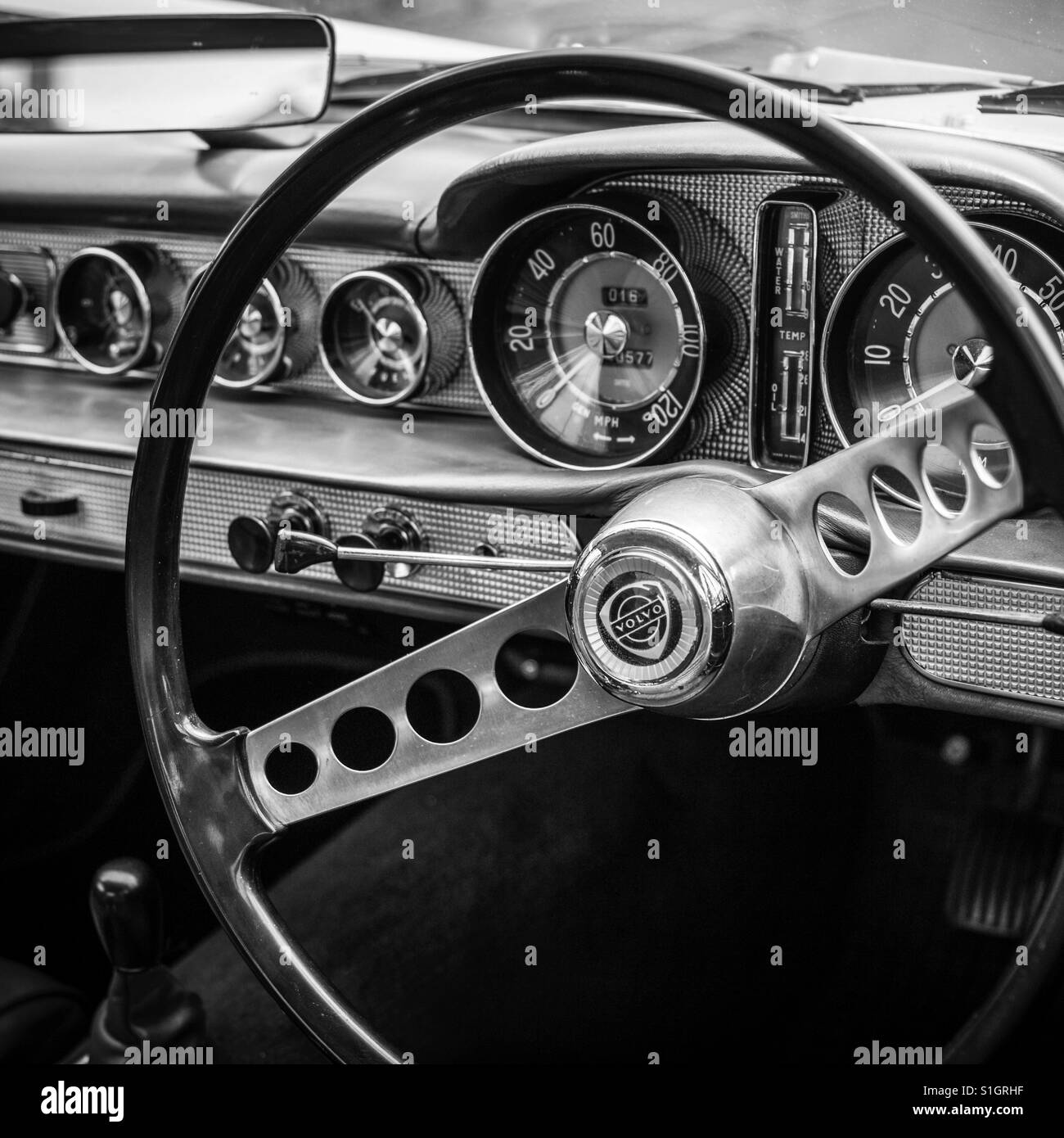 All'interno di un'annata Volvo car. - Immagine stock catturata con smartphone
