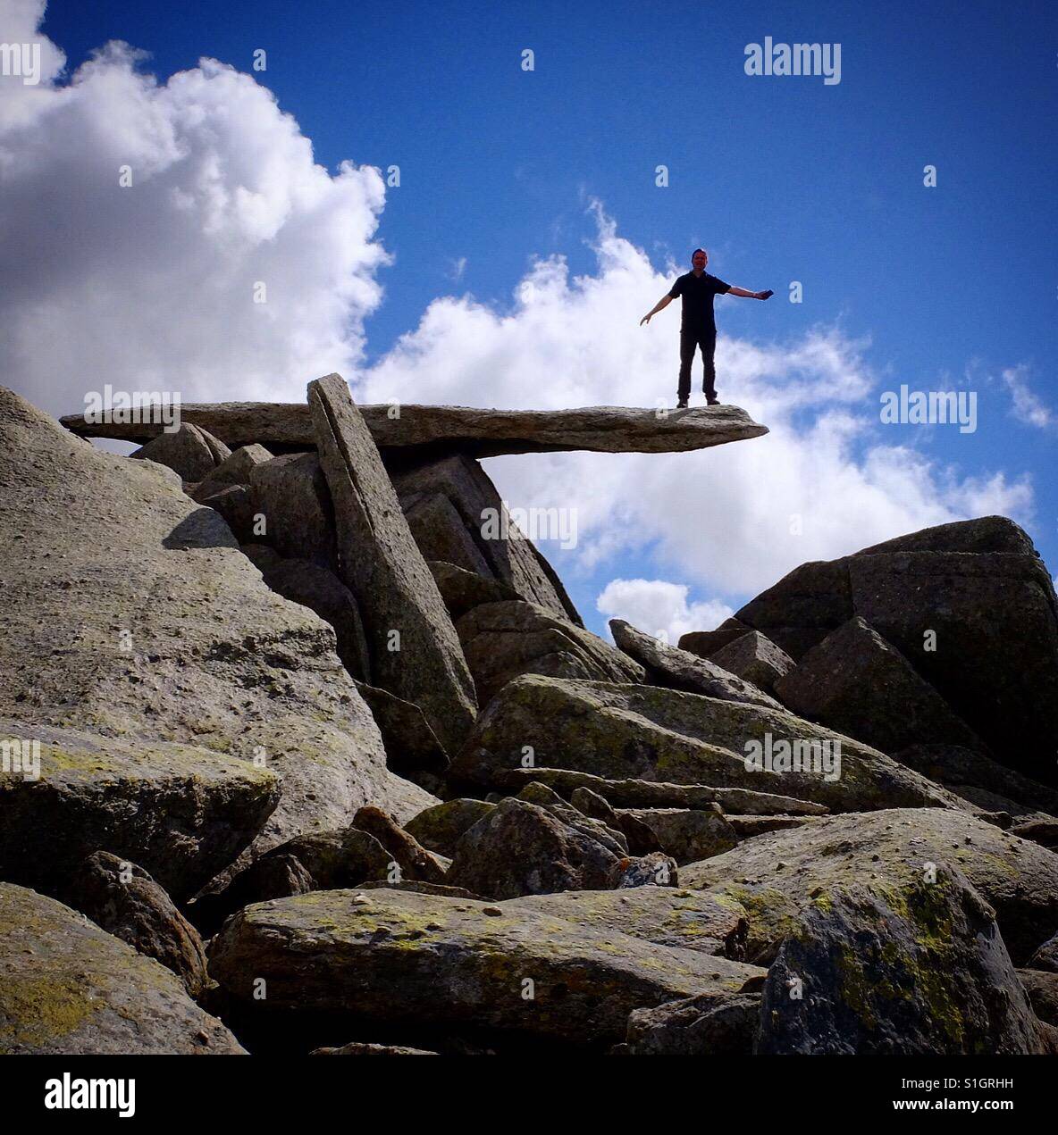 In pietra a sbalzo sul Glyder Fach, Snowdonia, Galles. Foto Stock