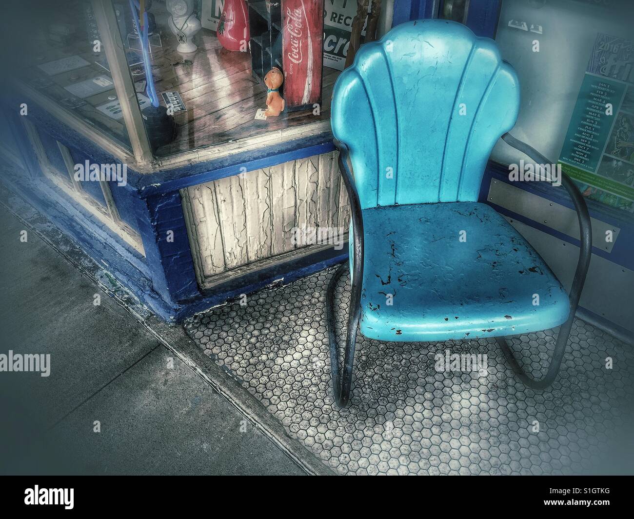 Prato Vintage sedia nella parte anteriore del negozio nel centro cittadino - Immagine stock catturata con smartphone
