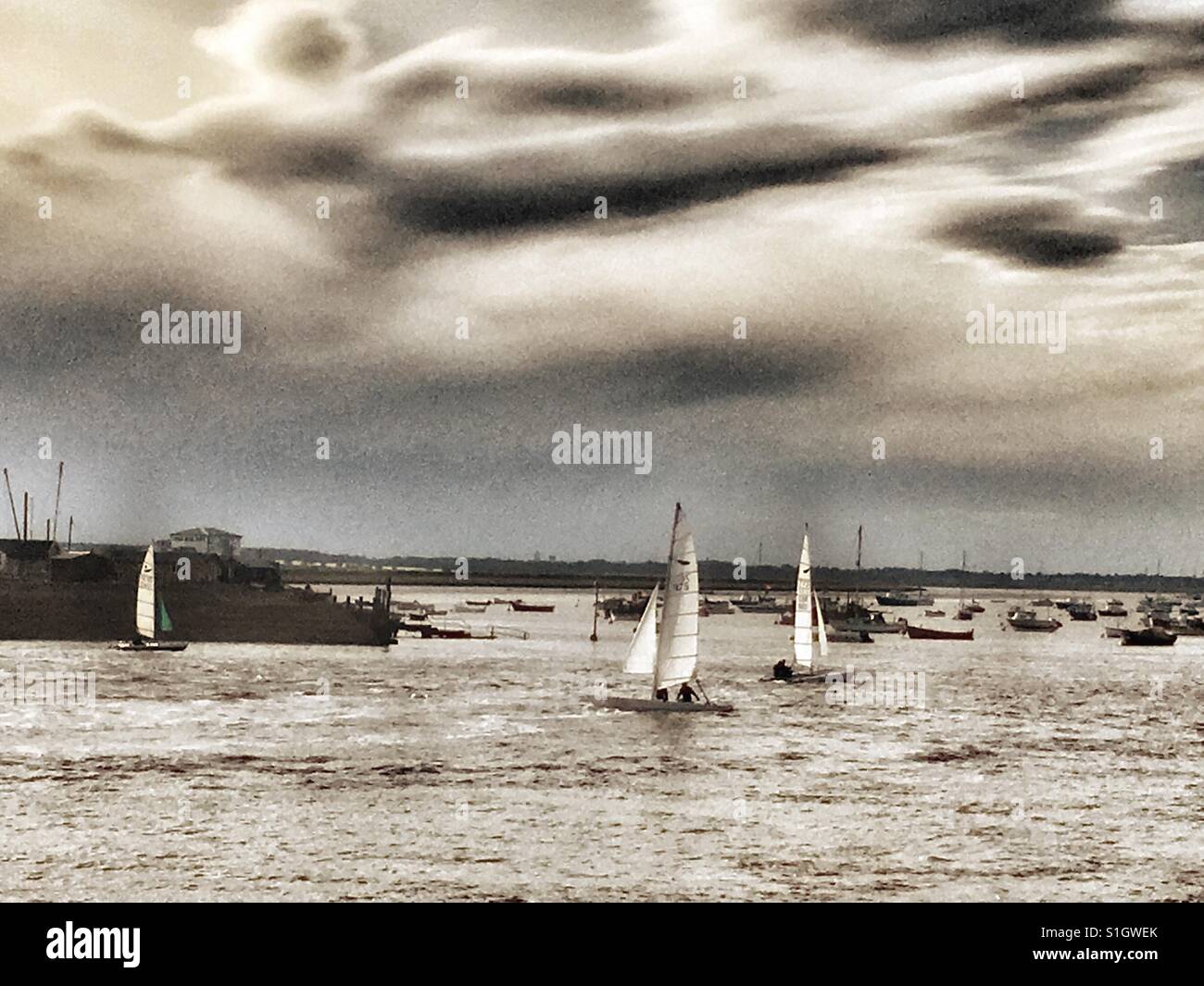 Felixstowe Ferry Vela Yacht Club sul fiume Deben in Suffolk REGNO UNITO - Immagine stock catturata con smartphone