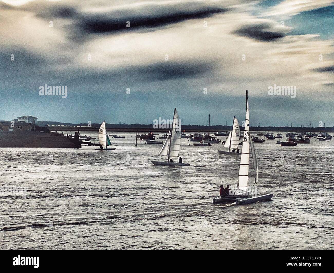 Yachts, fiume Deben, Felixstowe Ferry Suffolk REGNO UNITO - Immagine stock catturata con smartphone