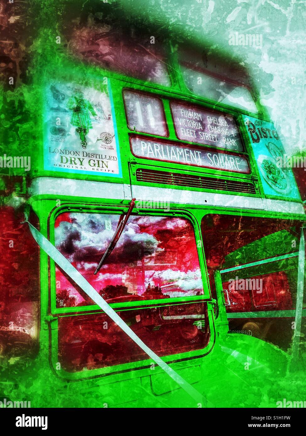 London double decker bus routemaster decorato con nastro per matrimoni - Immagine stock catturata con smartphone