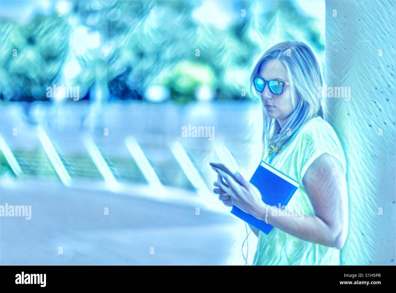 Donna texting sullo smartphone - Immagine stock catturata con smartphone