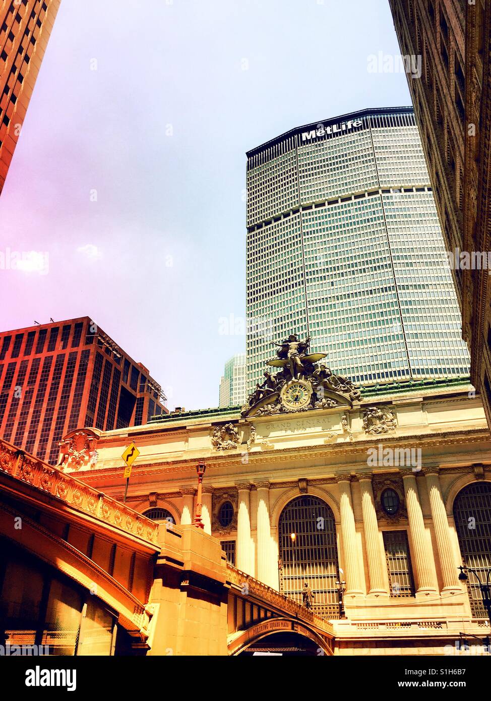 Grand Central Terminal con il viadotto in primo piano e il MetLife building in background, Midtown New York City, Stati Uniti d'America Foto Stock