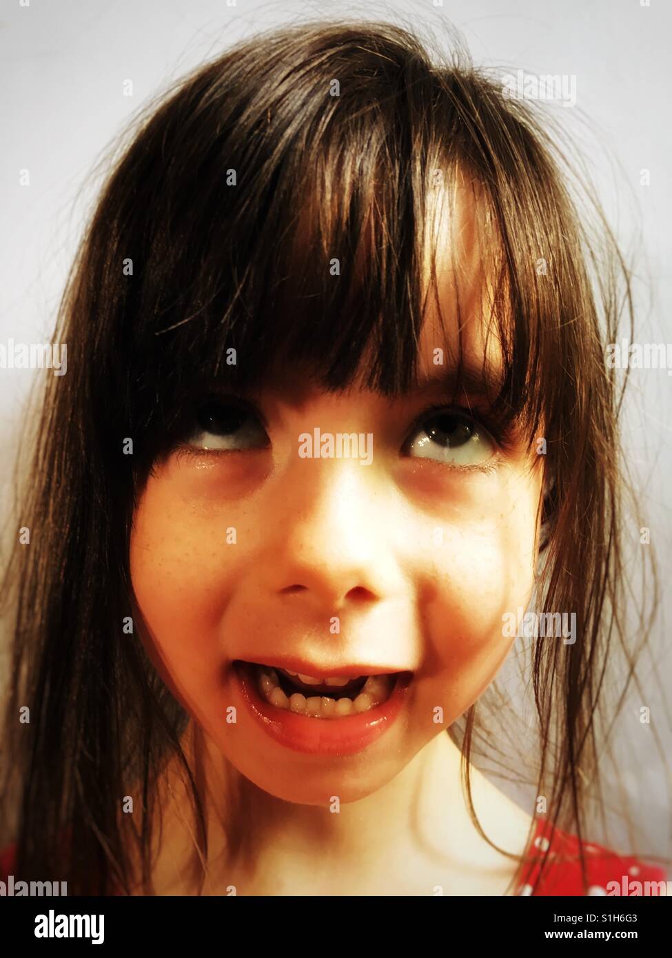 Alzando lo sguardo - Immagine stock catturata con smartphone