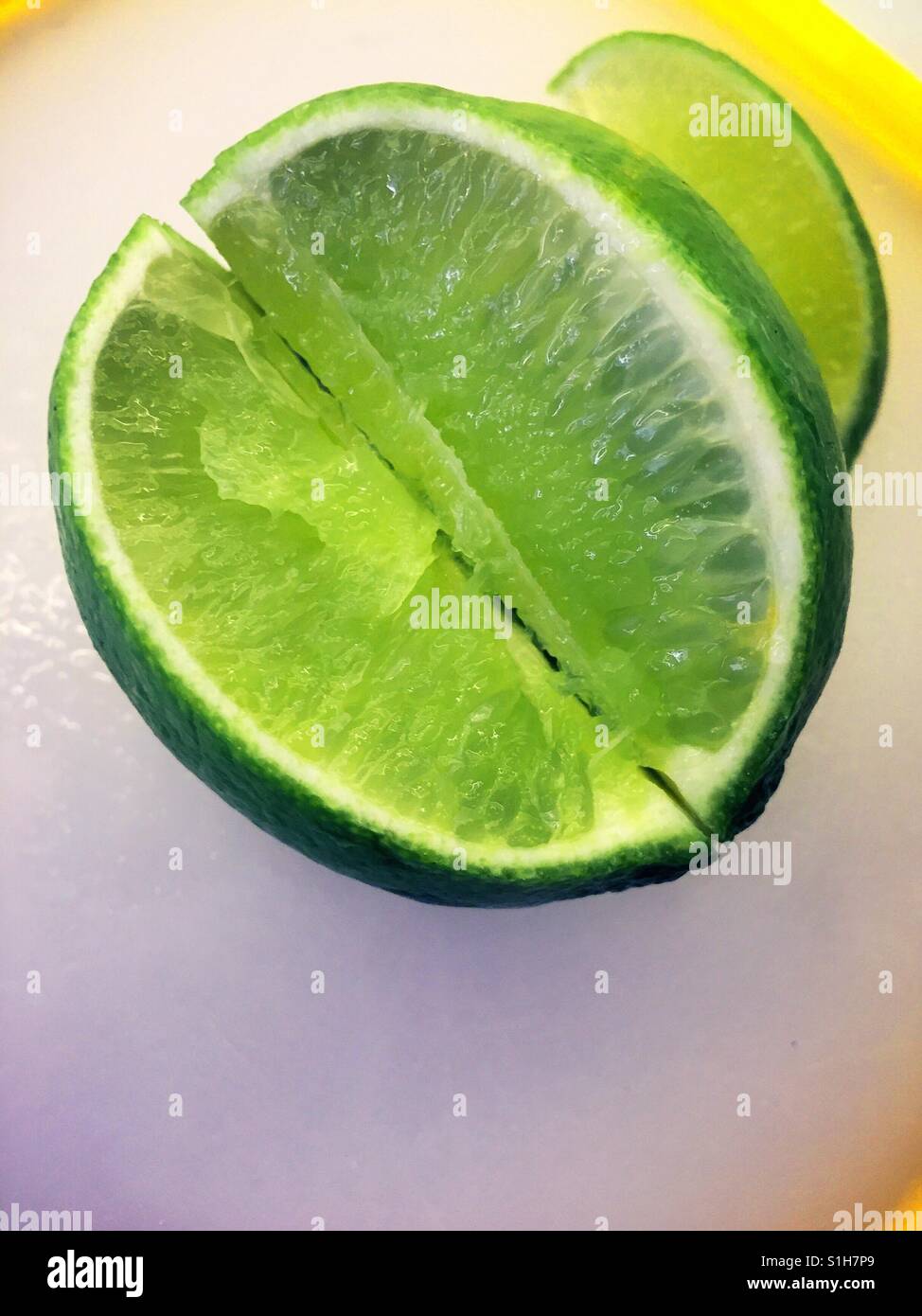 Close up di fresco fettine di lime Foto Stock