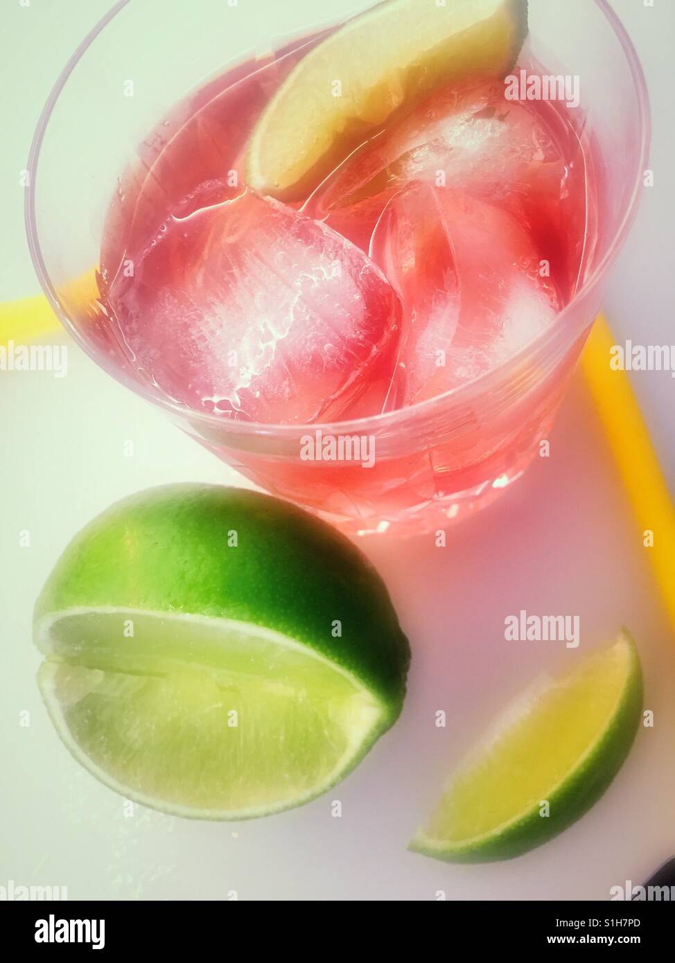 Festive summer cocktail con fresco affettato spicchi di lime Foto Stock