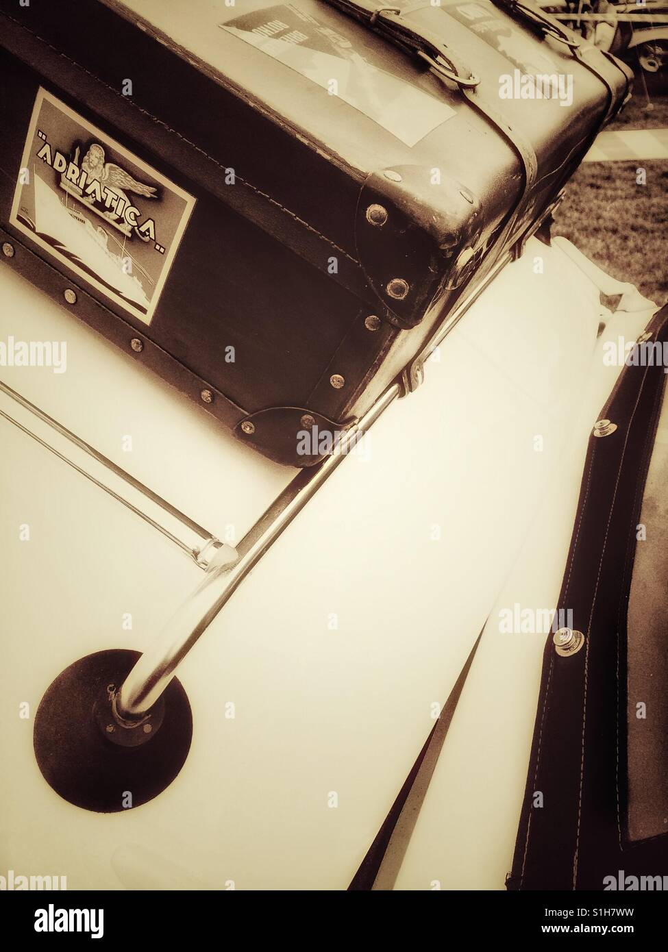 Pelle Vintage valigia sul tetto di Austin A40 sport 1953 - Immagine stock catturata con smartphone