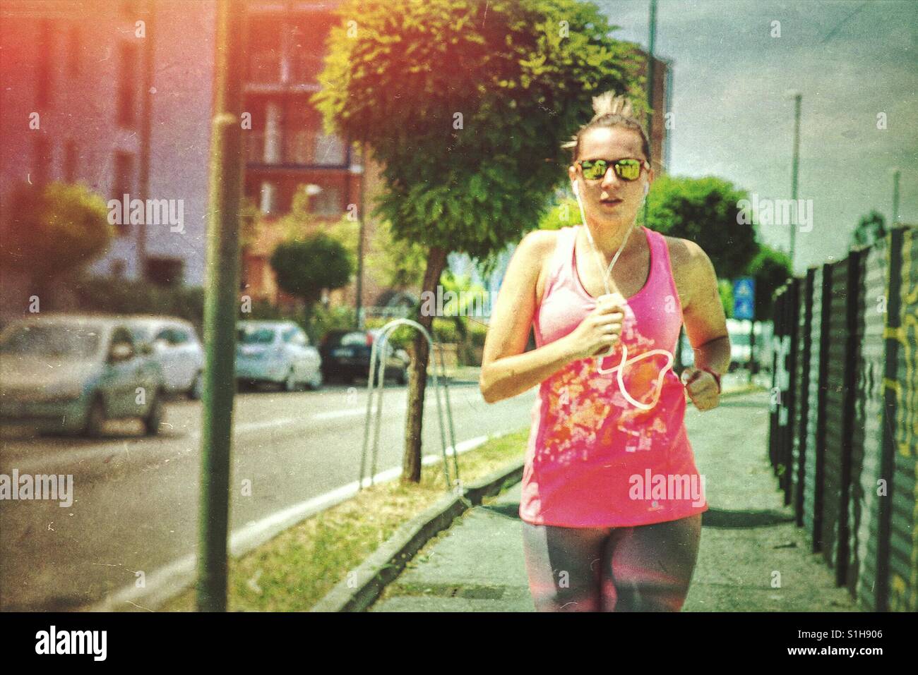 Donna bionda jogging - Immagine stock catturata con smartphone