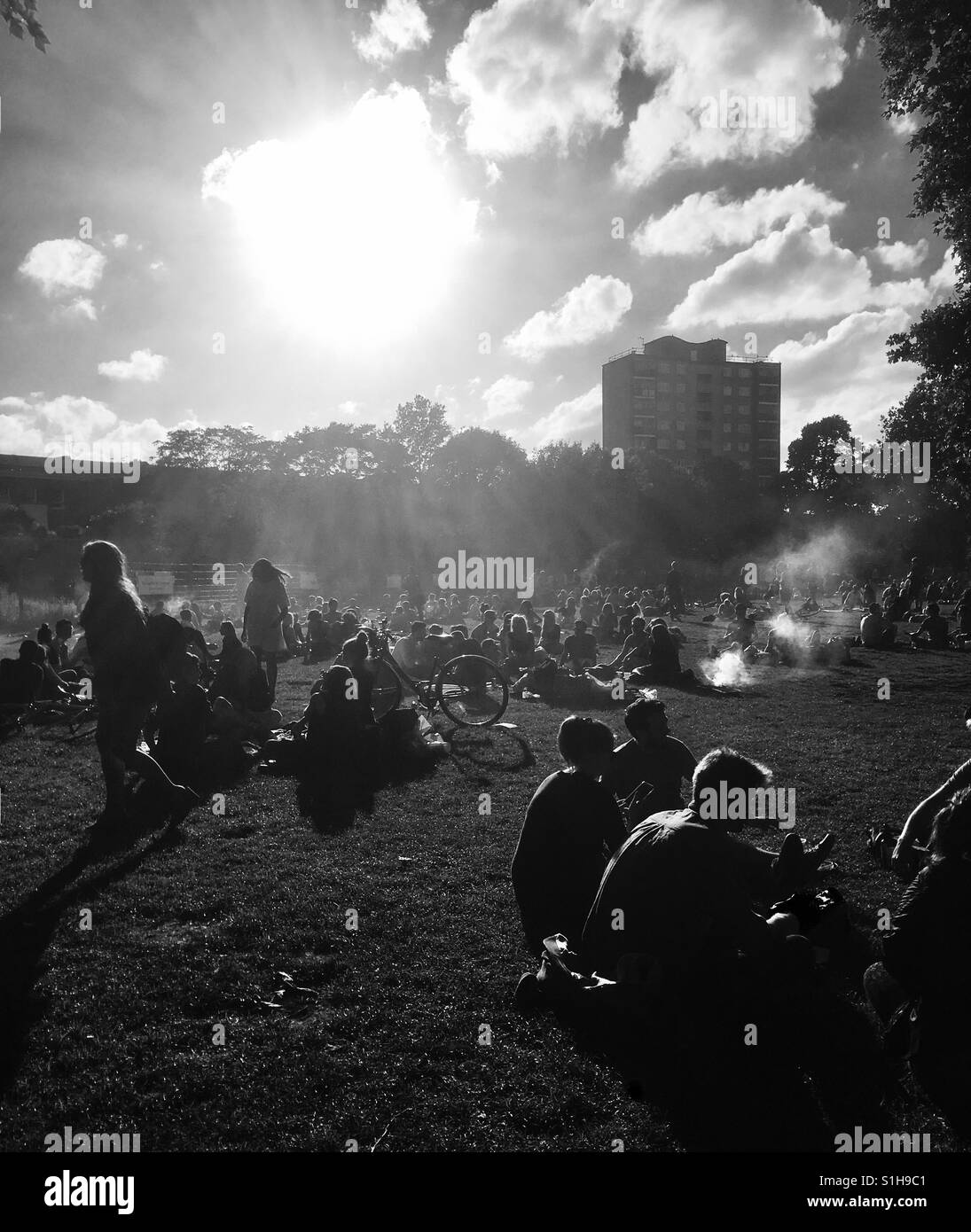 Le persone aventi barbecue a Londra i campi nella zona est di Londra - Immagine stock catturata con smartphone