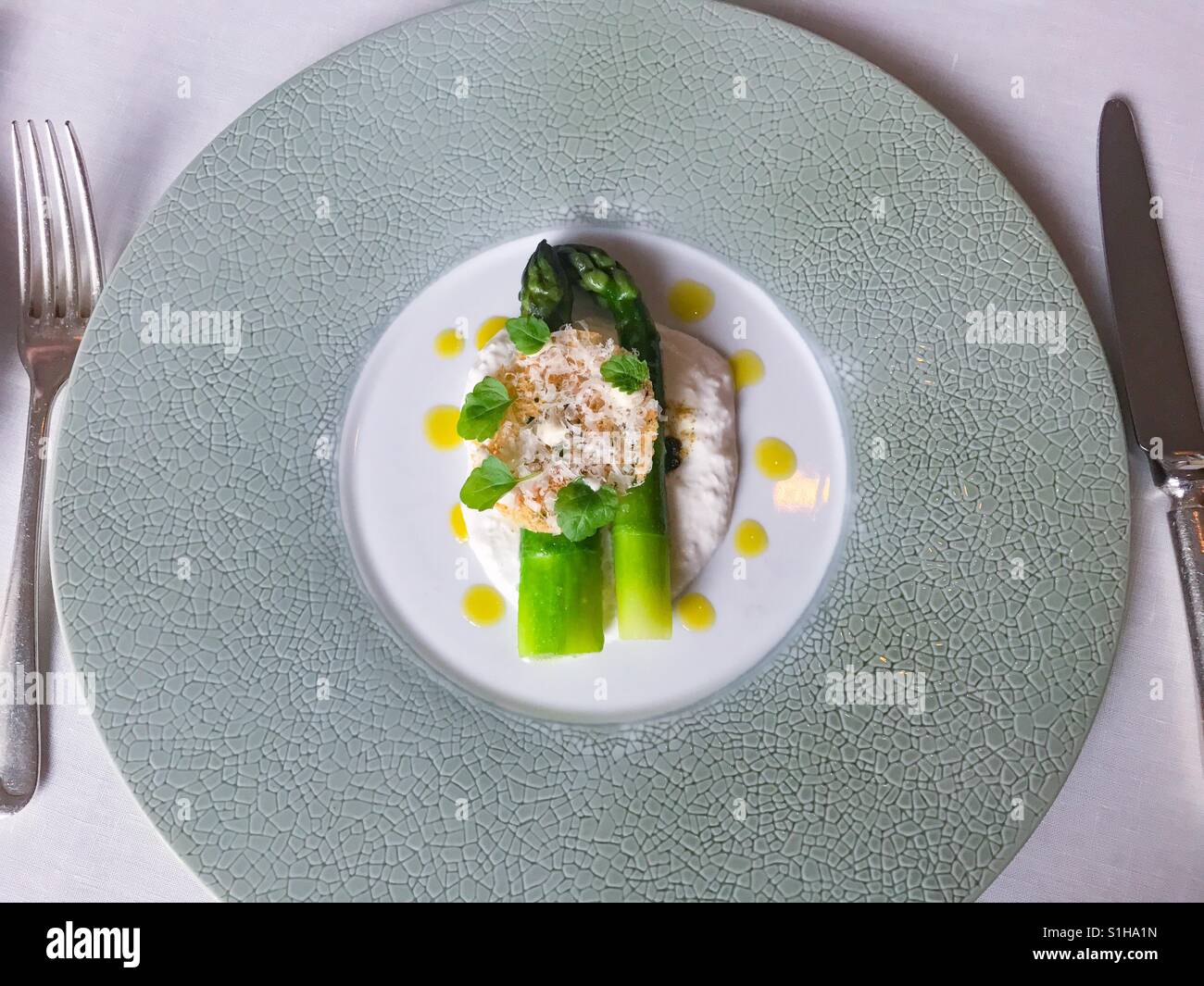 Asparagi con mozzarella come motorino di avviamento nel ristorante di lusso Foto Stock