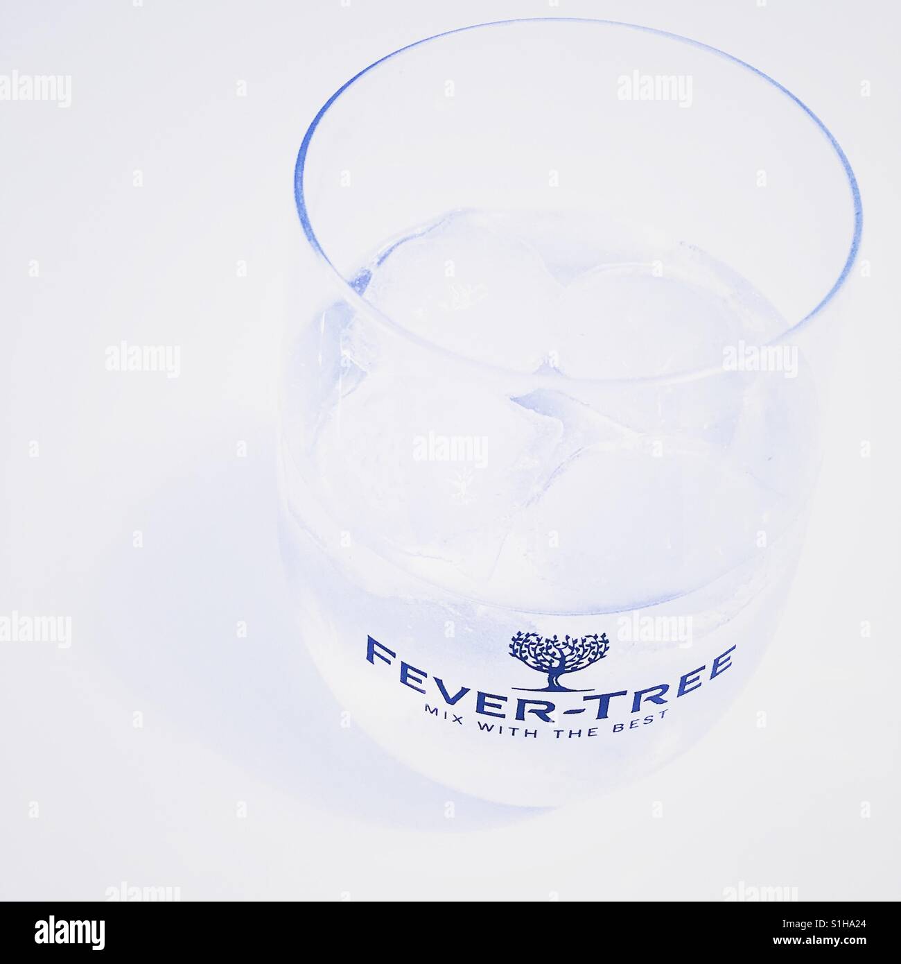 Il gin tonic in un tonico Fever-Tree vetro, su uno sfondo bianco. - Immagine stock catturata con smartphone