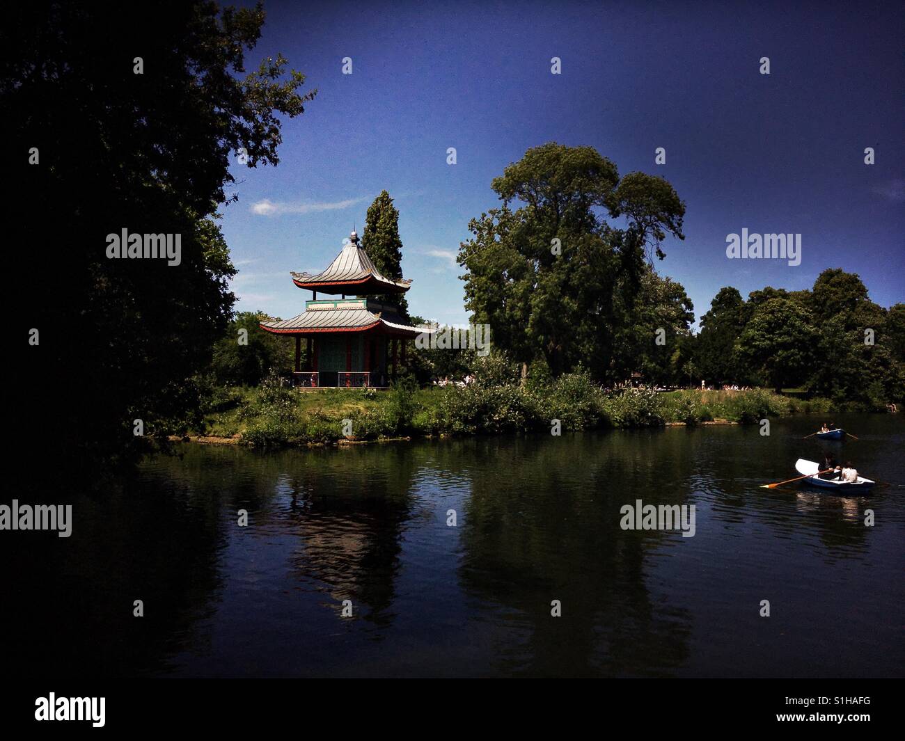 La pagoda cinese in London Victoria Park nella zona est di Londra - Immagine stock catturata con smartphone