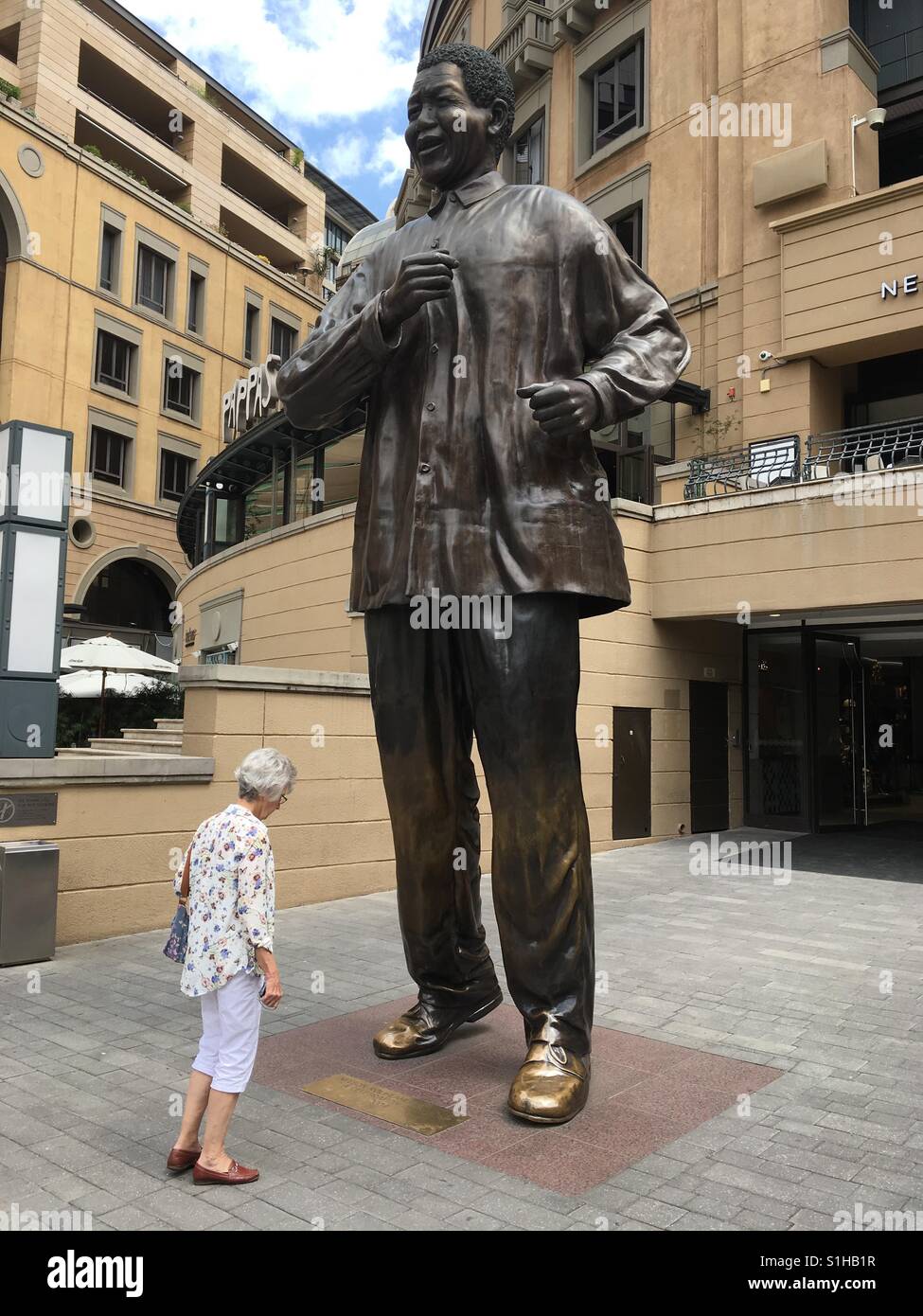 Signora Lettura placca su Nelson Mandela statua, Nelson Mandela Square, Sandton, Sud Africa Foto Stock