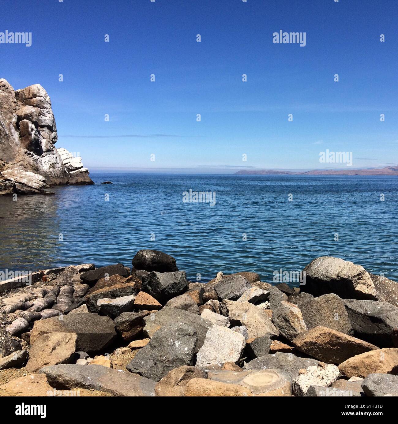 Guardando verso Morro Rock (sinistra). Il Morro Bay, California - Immagine stock catturata con smartphone