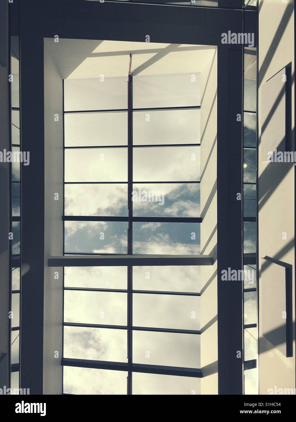 Soffitto lucernario finestra e una vista del cielo Foto Stock