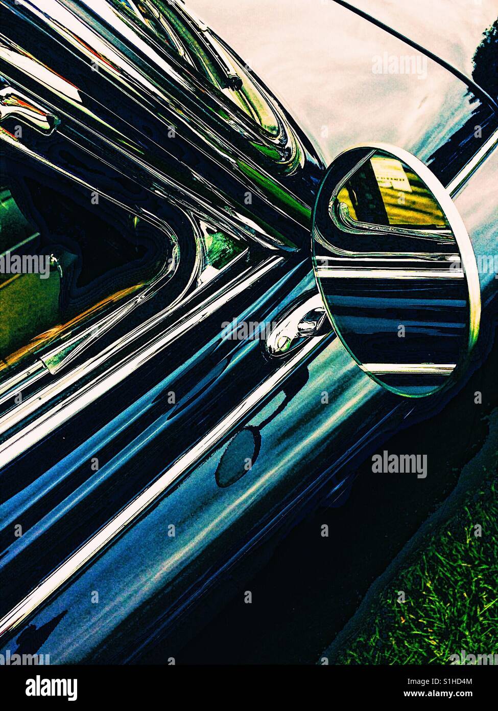 Blu classico auto specchietto laterale - Immagine stock catturata con smartphone Blu classico auto specchietto laterale - Immagine stock catturata con smartphone