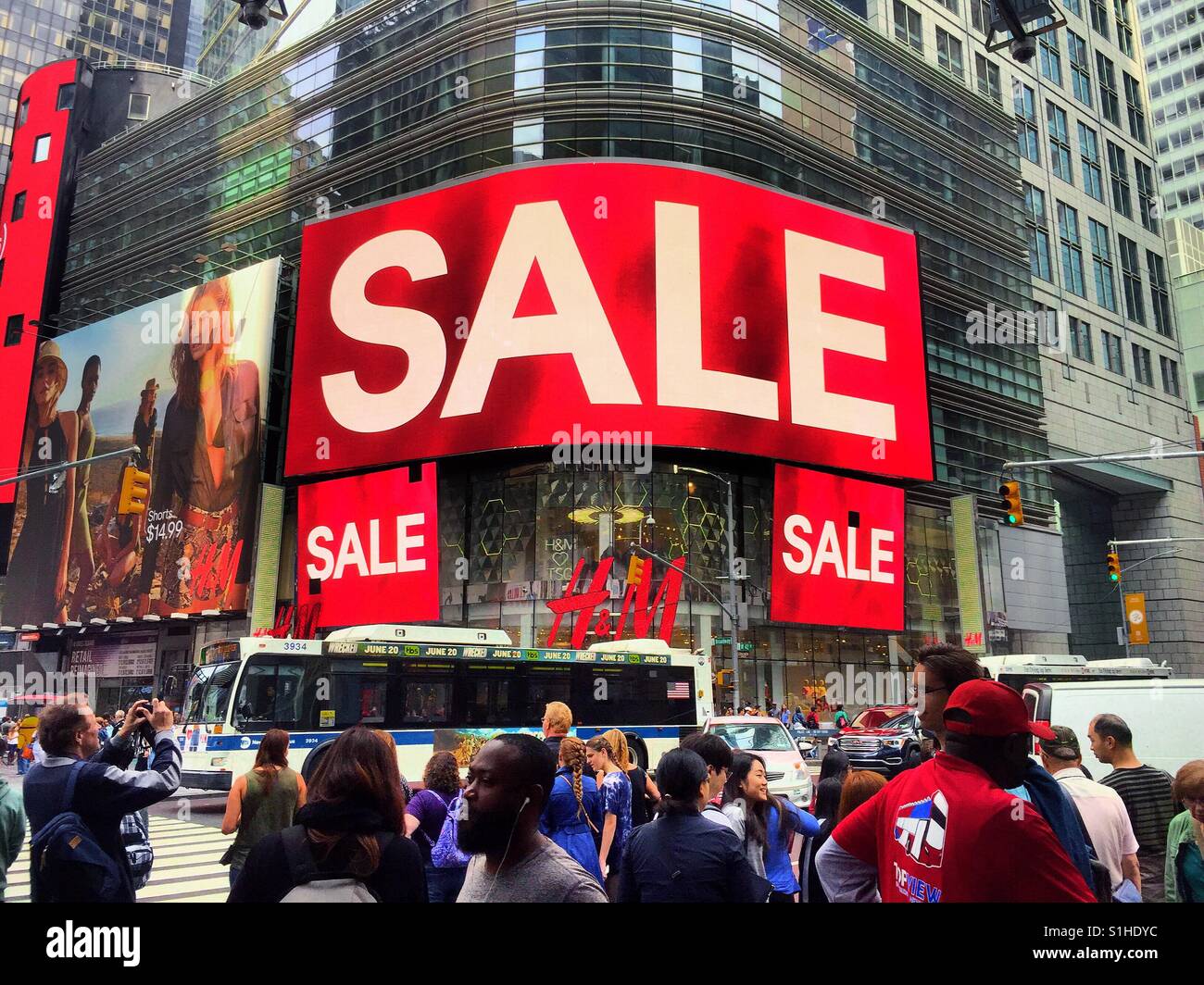 Vendita annuncio sul grande display LED schermi sull'esterno di H&M  department store, Time Square, New York, Stati Uniti d'America Foto stock -  Alamy