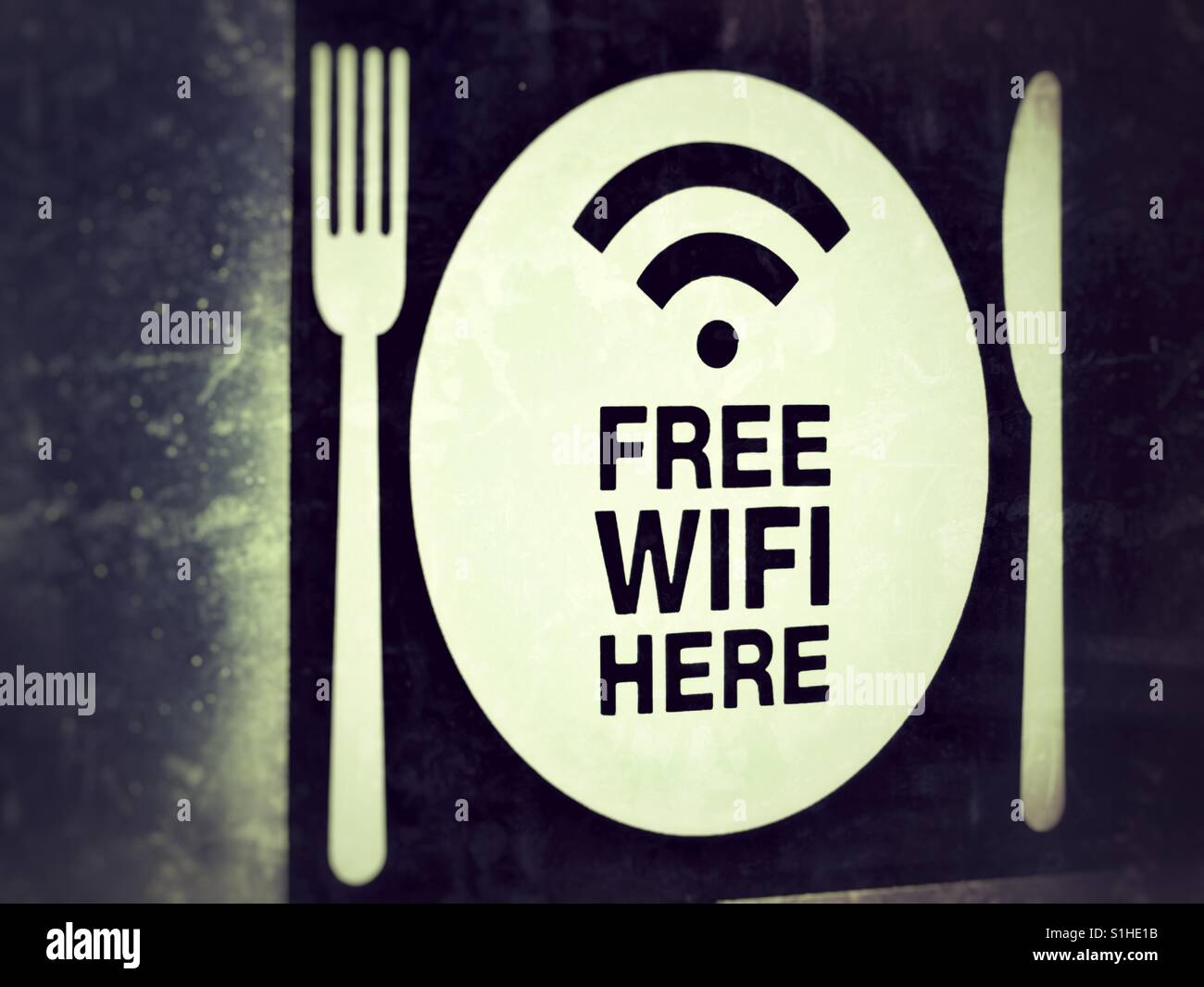 WIFI gratuito qui segno - Immagine stock catturata con smartphone