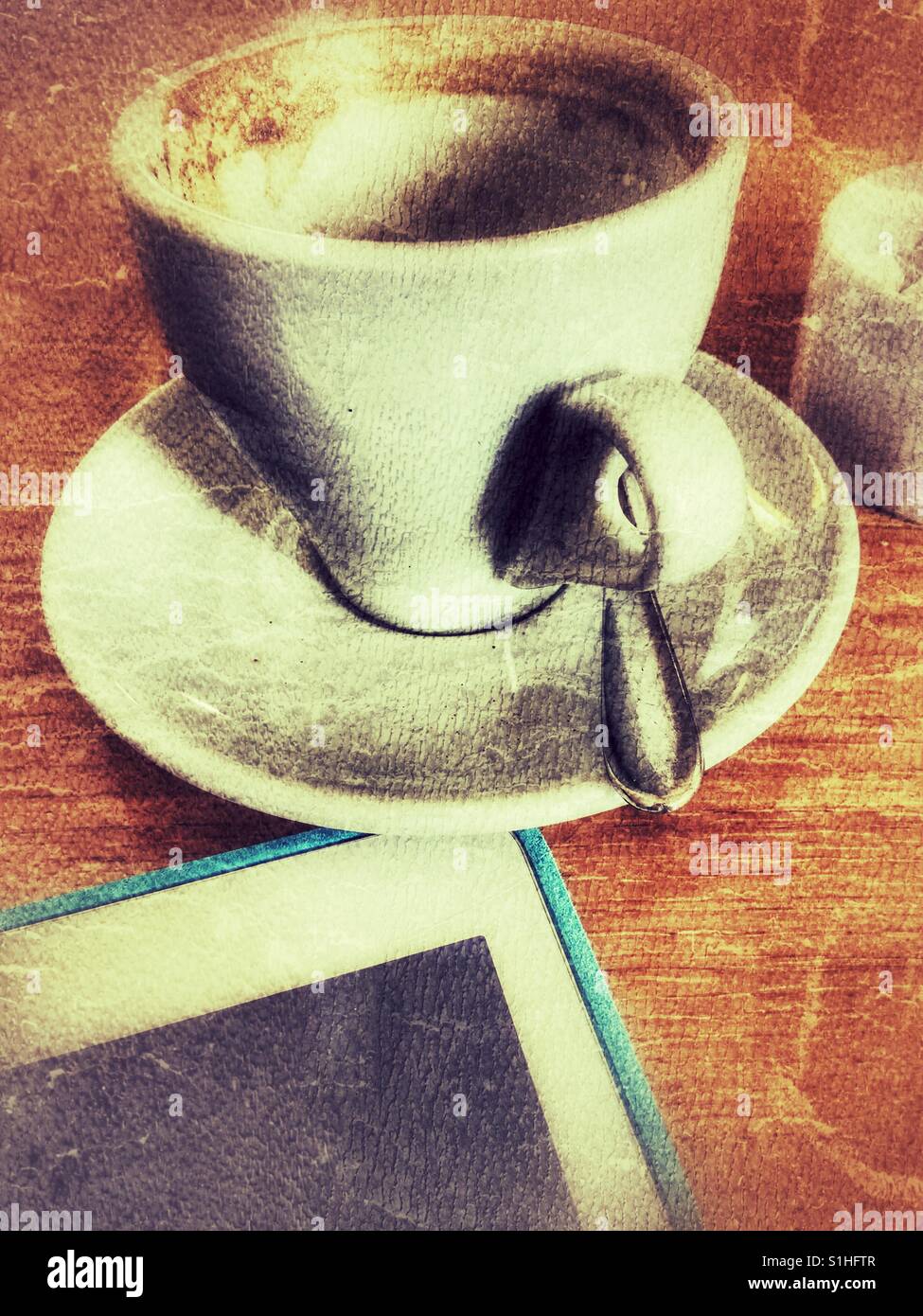 Svuotare tazza di caffè e tablet su un tavolo in legno - Immagine stock catturata con smartphone