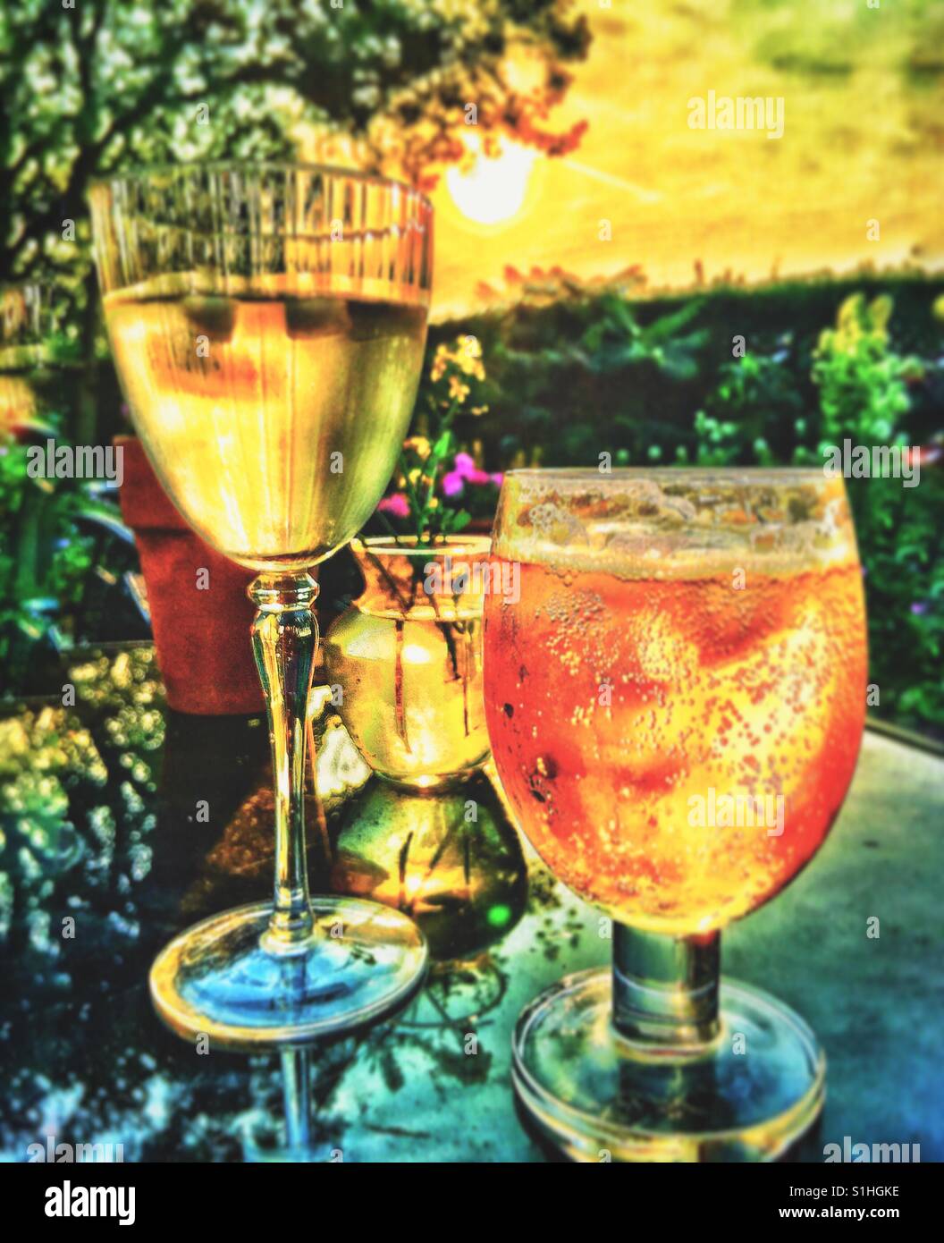 Un drink al tramonto Foto Stock