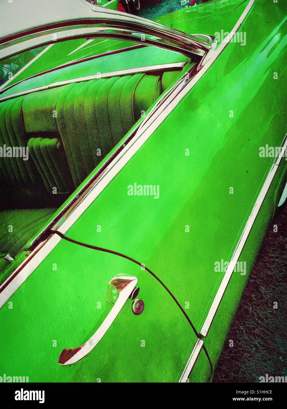 Green classic car - Immagine stock catturata con smartphone