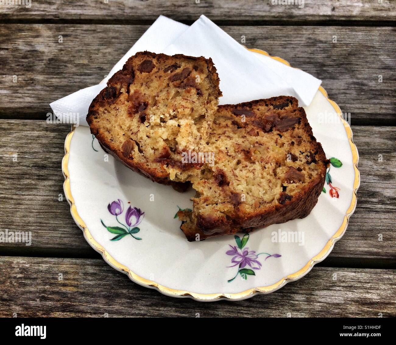 Banana torta su bella bone china piastra laterale - Immagine stock catturata con smartphone