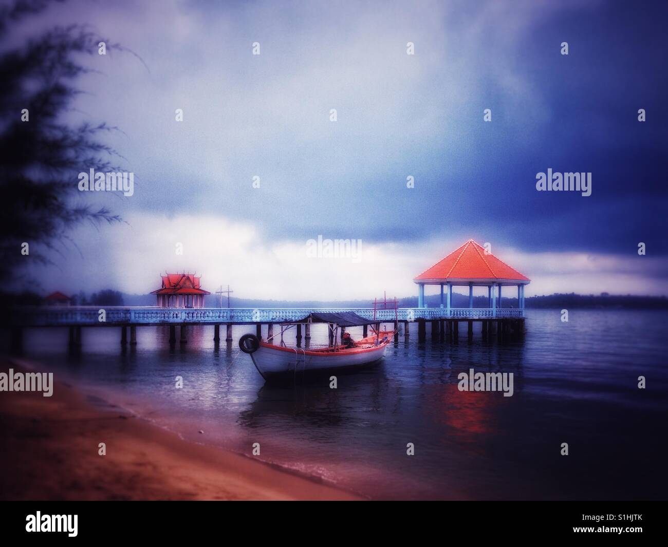 Barca dalla coda lunga sulla risma Beach, Cambogia - Immagine stock catturata con smartphone