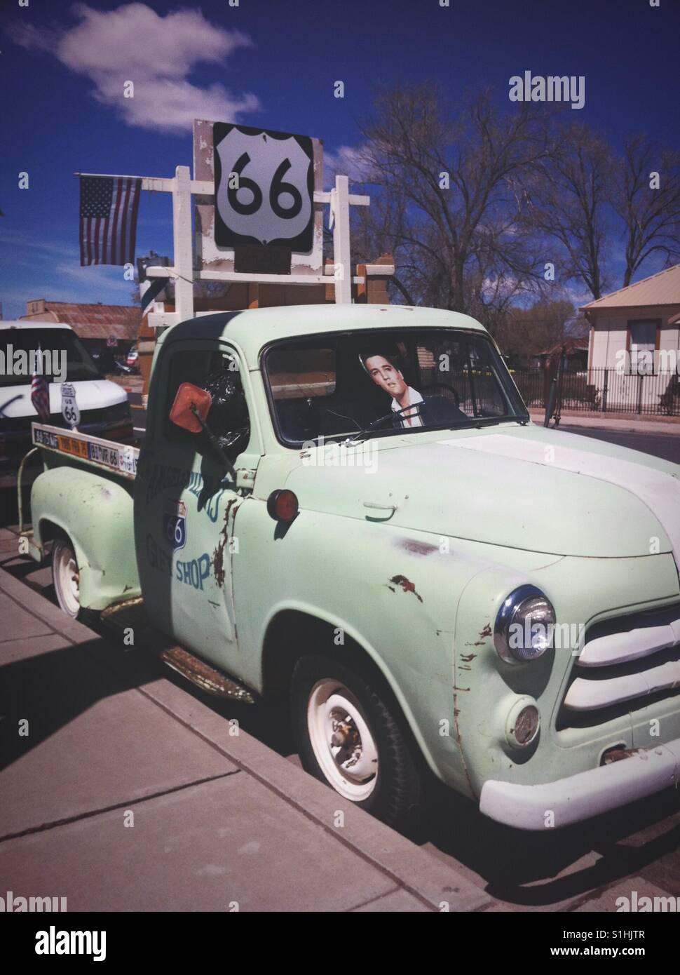 Ritaglio di cartone di Elvis in un vecchio camioncino sul percorso 66, STATI UNITI D'AMERICA Foto Stock