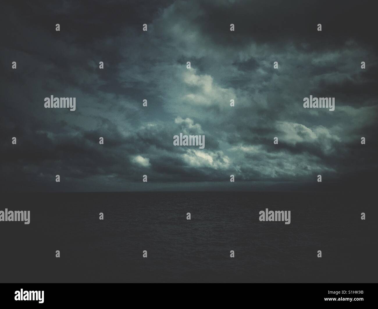 Giornata uggiosa oltre il mare Mediterraneo Beirut Libano - Immagine stock catturata con smartphone