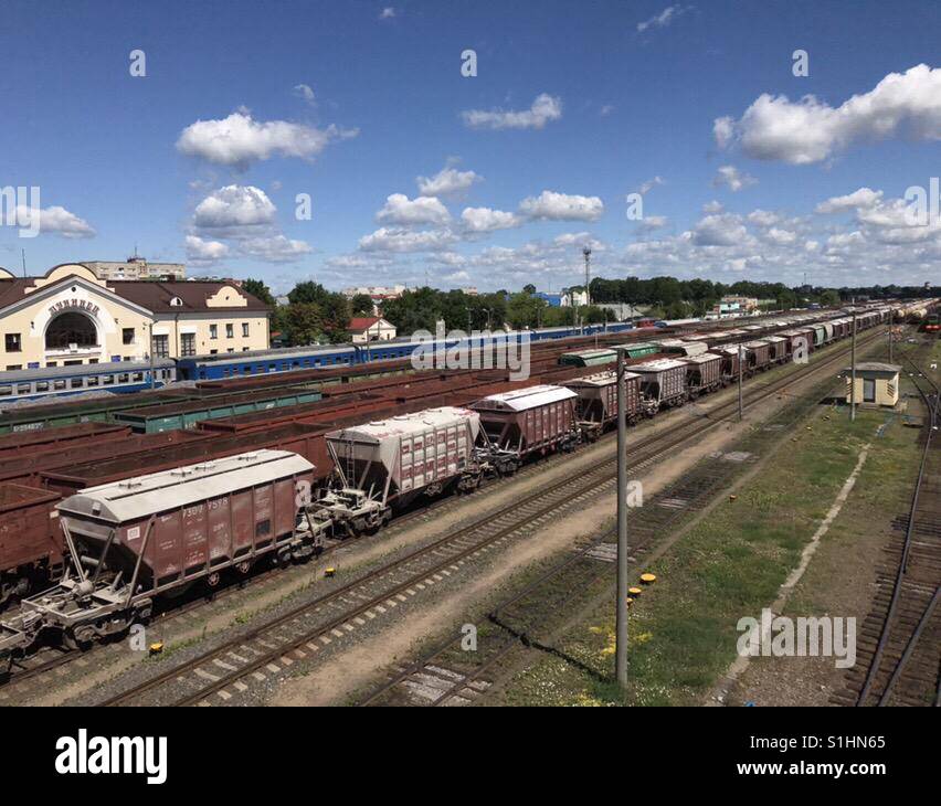 I treni merci presso la stazione ferroviaria. Aprire i carri merci con carico e cisterne ferroviarie Foto Stock