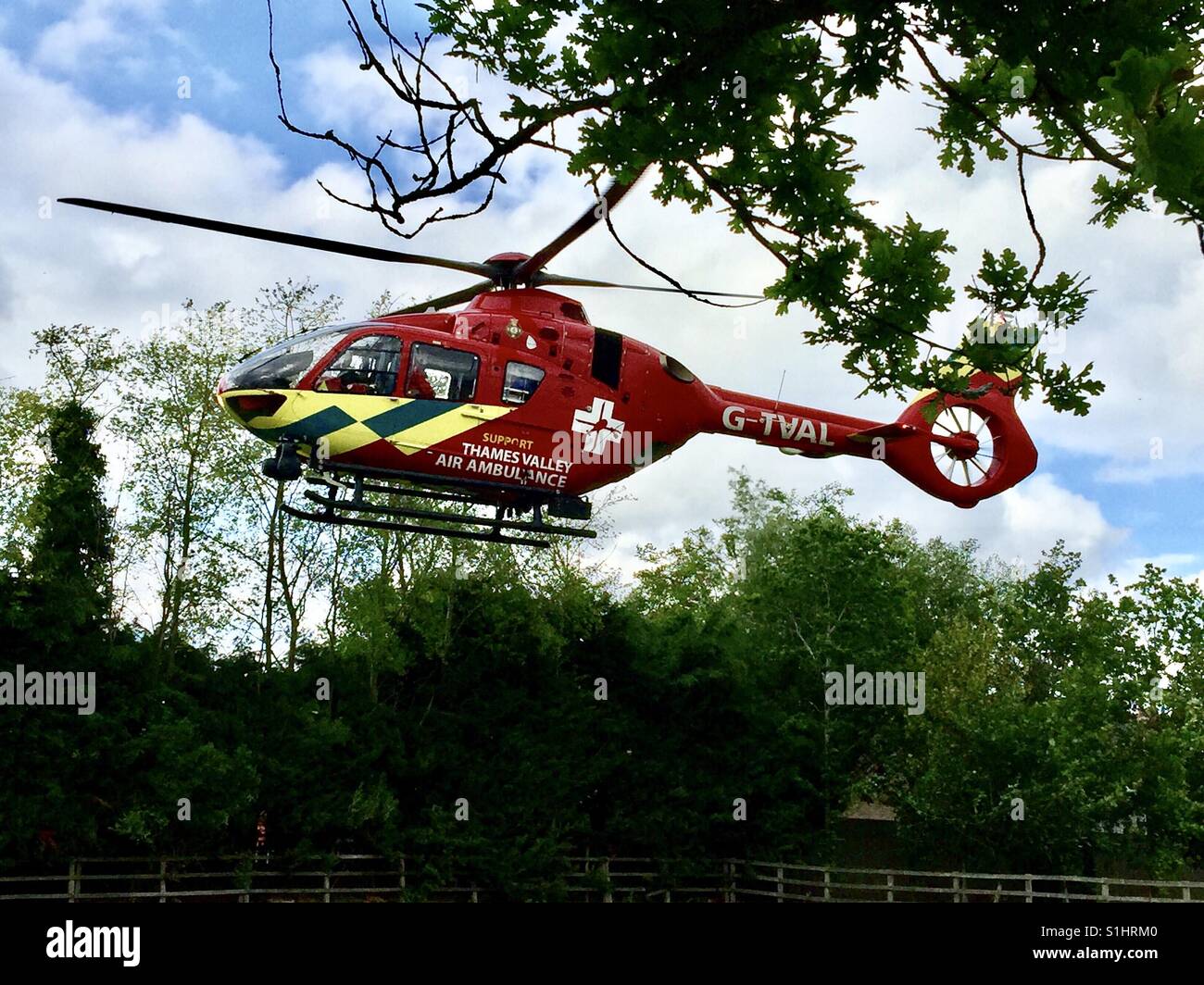 La Thames Valley Air Ambulance atterra su un campo di Oxfordshire per il trasporto di un ferito in ospedale. Foto Stock