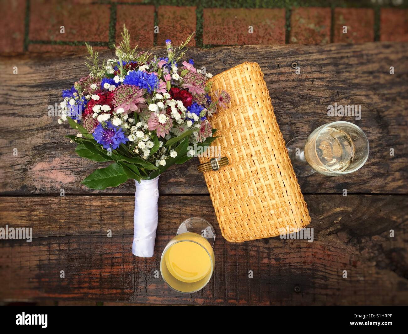 Bouquet nuziale, bicchieri di champagne e un portamonete Foto Stock