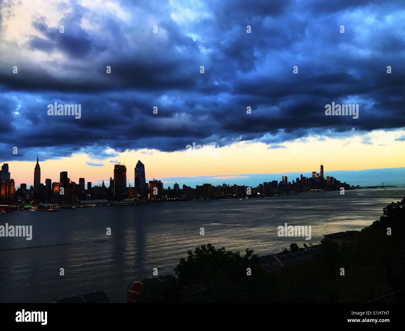 Nuvole scure su New York City prima della tempesta Foto Stock