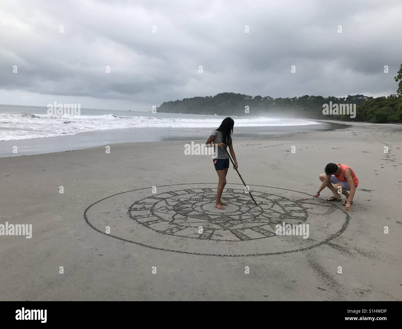 La mattina presto creativamente sulla spiaggia Foto Stock