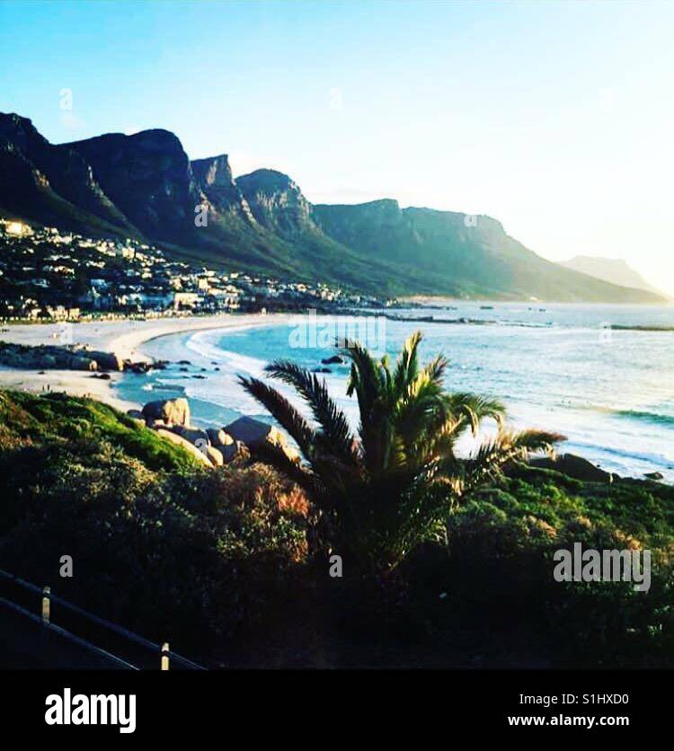 Dove il mare incontra il suo suolo e i dodici apostoli sono alla ricerca su di lei. Capetown lato mare Foto Stock