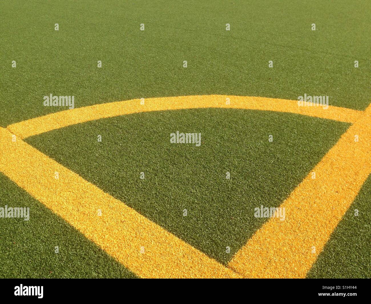 Angolo giallo linee su un campo di calcio Foto Stock