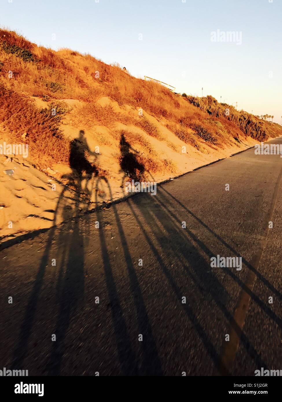 Ombre di un uomo e di una donna in bicicletta. El Segundo Beach, California USA Foto Stock