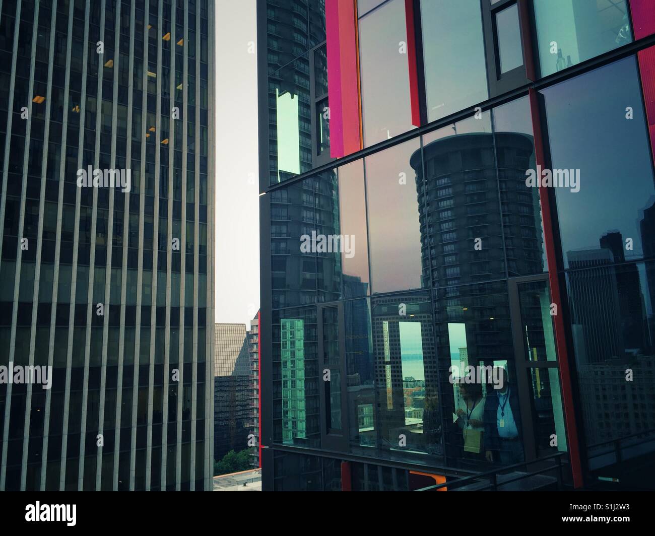Uomo e donna che guarda al di fuori del nuovo Amazon alto edificio nel centro di Seattle - Immagine stock catturata con smartphone