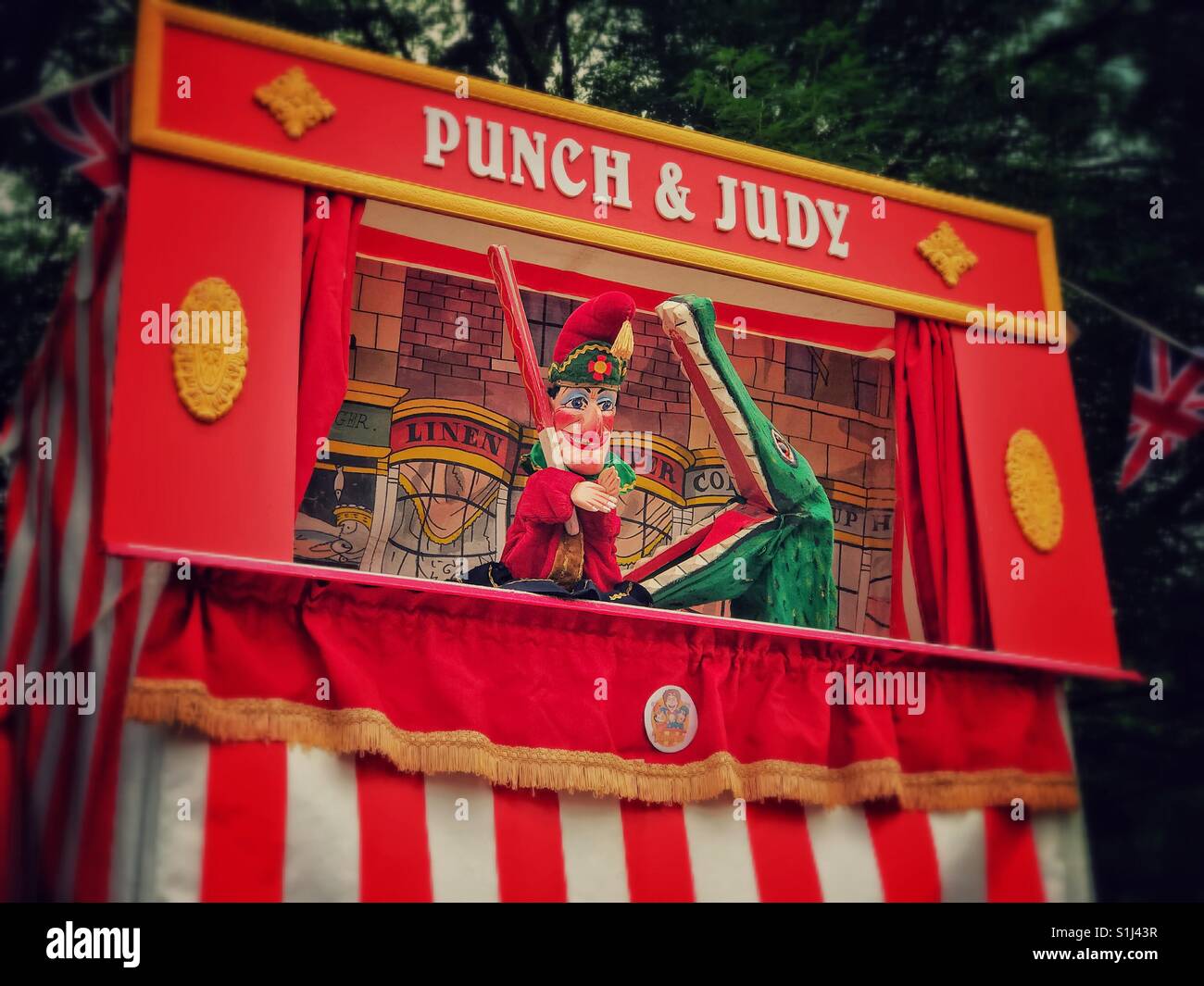 Il coccodrillo è circa a mordere il sig. punzone nell'intrattenimento per bambini mostra 'Punch & Judy.' Photo credit - © COLIN HOSKINS. Foto Stock