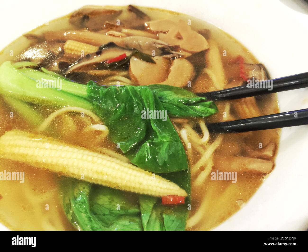 Vegano zuppa ramen - Immagine stock catturata con smartphone